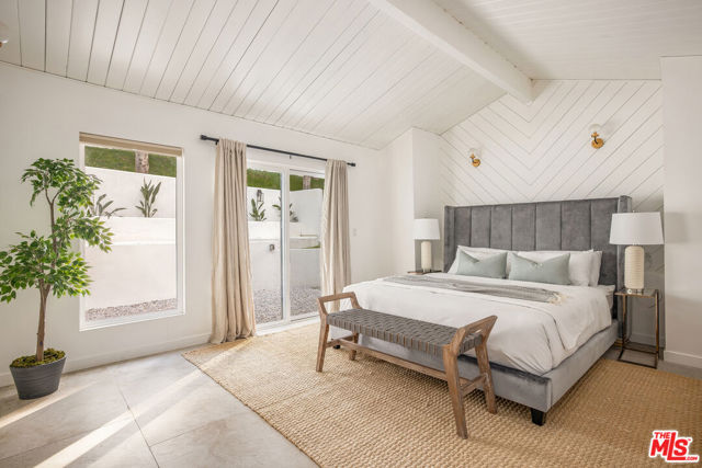 16733 Oak View Drive, Encino CA: https://media.crmls.org/mediaz/b01dd426-4dfb-4c0c-b99a-97d7c38abfef.jpg