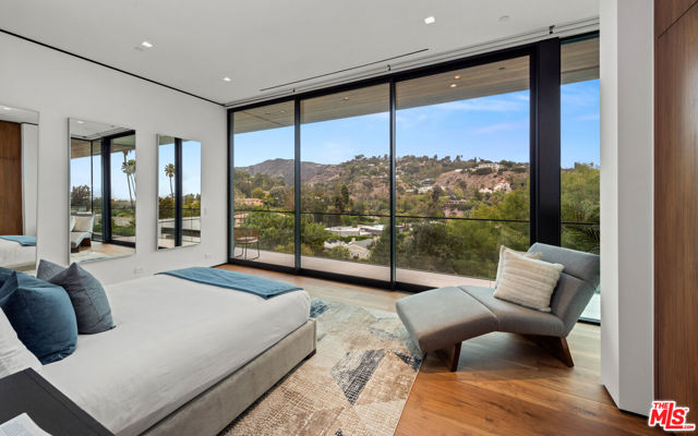 1130 Angelo Drive, Beverly Hills CA: https://media.crmls.org/mediaz/b01ebf4c-9397-42f3-837e-55ce8844350a.jpg