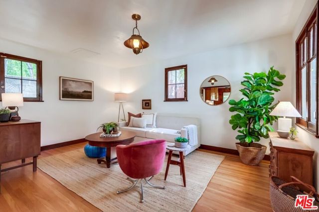1105 E Claremont Street, Pasadena CA: https://media.crmls.org/mediaz/b01f42f2-e6d9-481c-9483-6a1c8daa548d.jpg