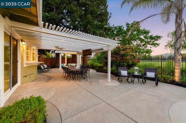 9461 Thunderbird Pl, San Ramon CA: https://media.crmls.org/mediaz/b01ff734-4225-4712-b0a5-94eb46e5667c.jpg
