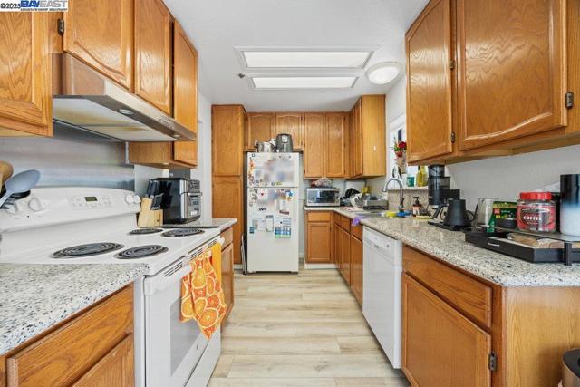 21000 Ocean View Dr, Hayward CA: https://media.crmls.org/mediaz/b020a64f-90e3-4079-afb2-af43169cee15.jpg