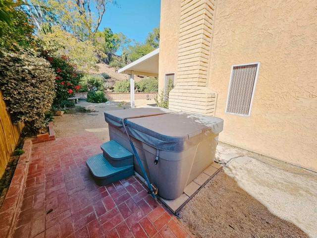 1715 Las Palmas Lane, Escondido CA: https://media.crmls.org/mediaz/b021671f-650c-4638-9174-d9a190de7bc8.jpg