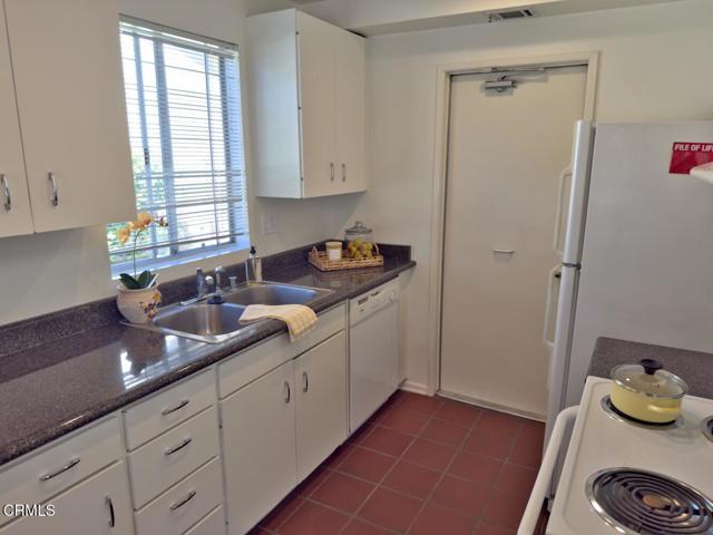 24121 Village 24, Camarillo CA: https://media.crmls.org/mediaz/b0216920-5e82-4601-bdd2-b87e0dcdc20d.jpg