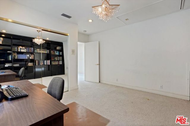 4623 Hayvenhurst Avenue photo 26