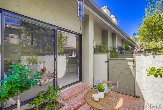 3319 Caminito Eastbluff, La Jolla CA: https://media.crmls.org/mediaz/b022f4a5-06be-46bf-8212-efbbf6a84bd6.jpg