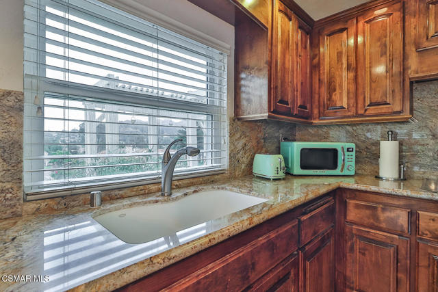 3616 Pebble Place, Newbury Park CA: https://media.crmls.org/mediaz/b022f7ef-e87e-49aa-acf0-99ea992b1a55.jpg