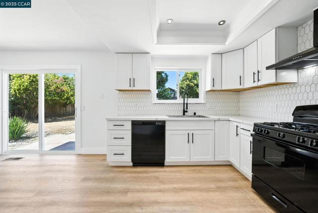 37643 Crocus Ct, Newark CA: https://media.crmls.org/mediaz/b0232234-7c7d-4de2-9dd9-524870ca6c30.jpg