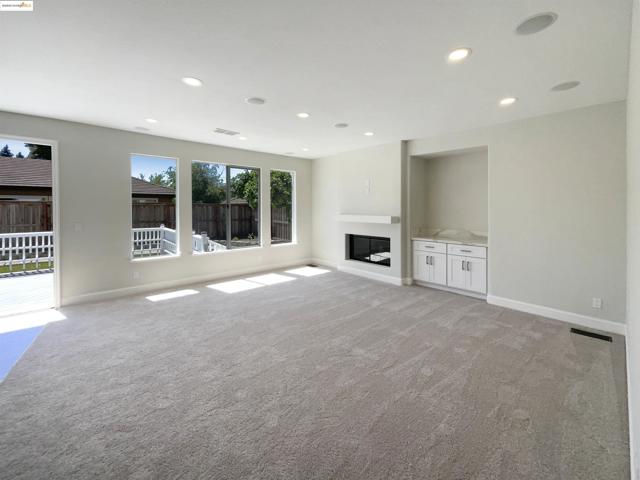 5214 Pavilion Ct, Fairfield CA: https://media.crmls.org/mediaz/b0239859-6706-4fdf-ab1b-9c5e706e6fc7.jpg