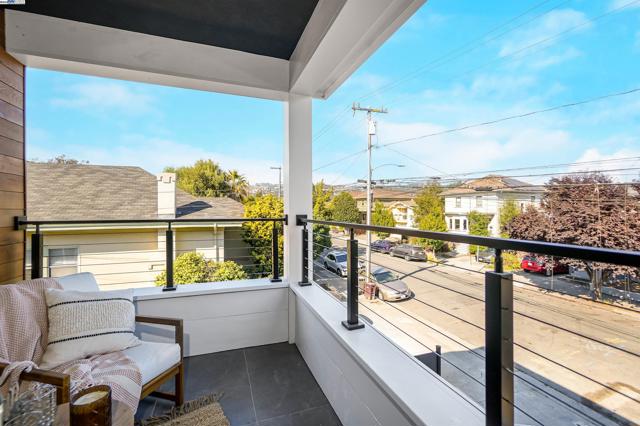 5229 Miles Ave, Oakland CA: https://media.crmls.org/mediaz/b0245710-e4af-4d36-b55e-db74ca2551ed.jpg
