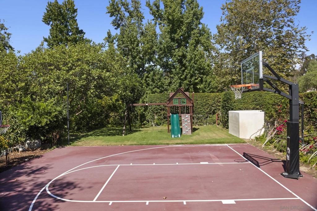 https://media.crmls.org/mediaz/b0249c5f-9971-436a-87bf-713847892c76.jpg?preset=X-Large