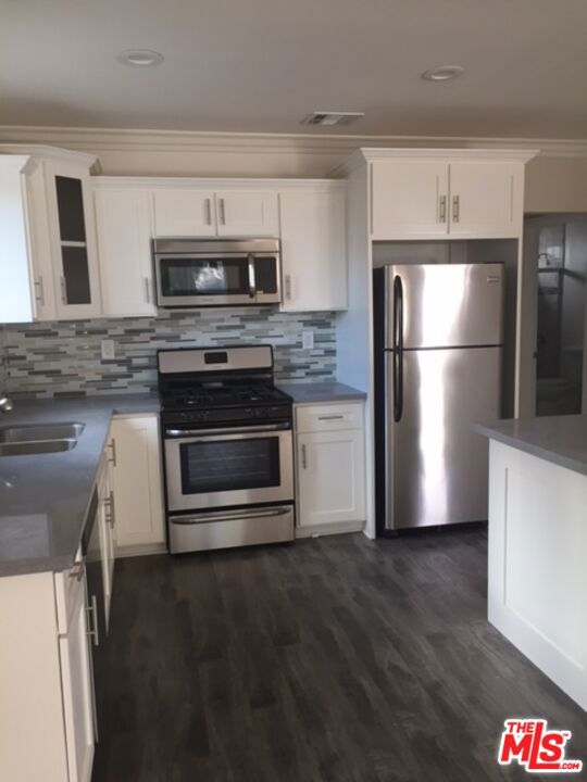 523 N Benton Way, Los Angeles CA: https://media.crmls.org/mediaz/b024f088-12b8-4009-bf5b-6671847f3bdb.jpg