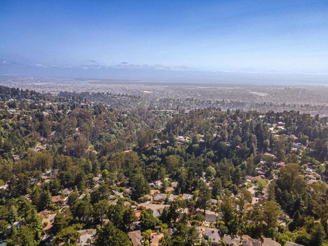 6827 Ridgewood Drive, Oakland CA: https://media.crmls.org/mediaz/b0256247-e7fe-4737-a87f-04aa6089d032.jpg