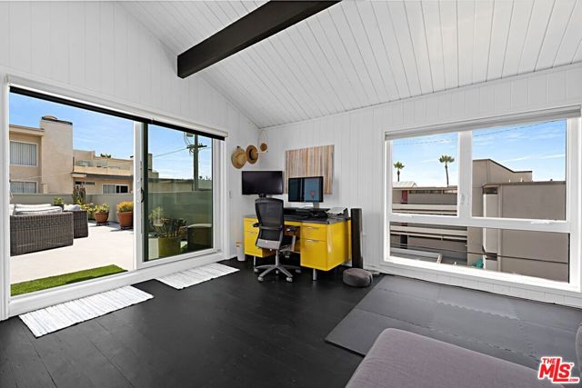 20 1/2 NORTHSTAR Street, Marina del Rey CA: https://media.crmls.org/mediaz/b0264f17-c48d-4fe0-8150-217ebc6cb8fb.jpg