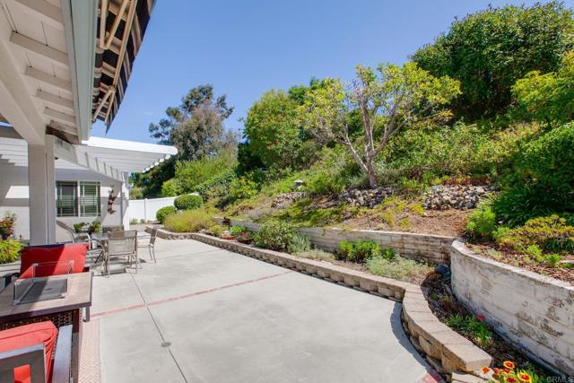 1911 La Subida Way, San Marcos CA: https://media.crmls.org/mediaz/b0279779-dff1-41a2-9d17-a7ea8b8fcb92.jpg