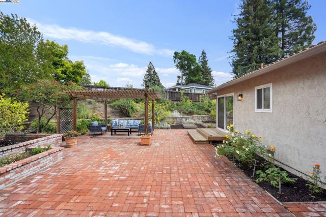 643 Contada Cir, Danville CA: https://media.crmls.org/mediaz/b028ff64-bcd8-4ab9-911d-bea0fb6f87e2.jpg