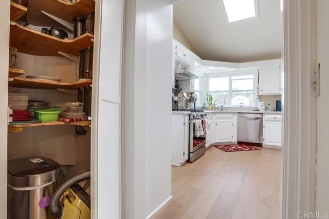 906 Gretna Green Way, Escondido CA: https://media.crmls.org/mediaz/b02996a6-6ba6-427b-9977-c63ec3569572.jpg