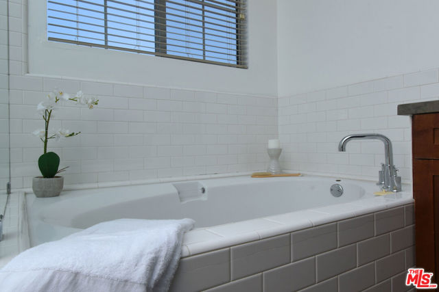 5350 Playa Vista Drive, Playa Vista CA: https://media.crmls.org/mediaz/b029ac2e-cb34-4760-a1ec-9e324e121926.jpg