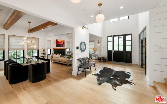 16101 Royal Mount Drive, Encino CA: https://media.crmls.org/mediaz/b029bb62-c899-4f91-8966-7dc4377eb108.jpg