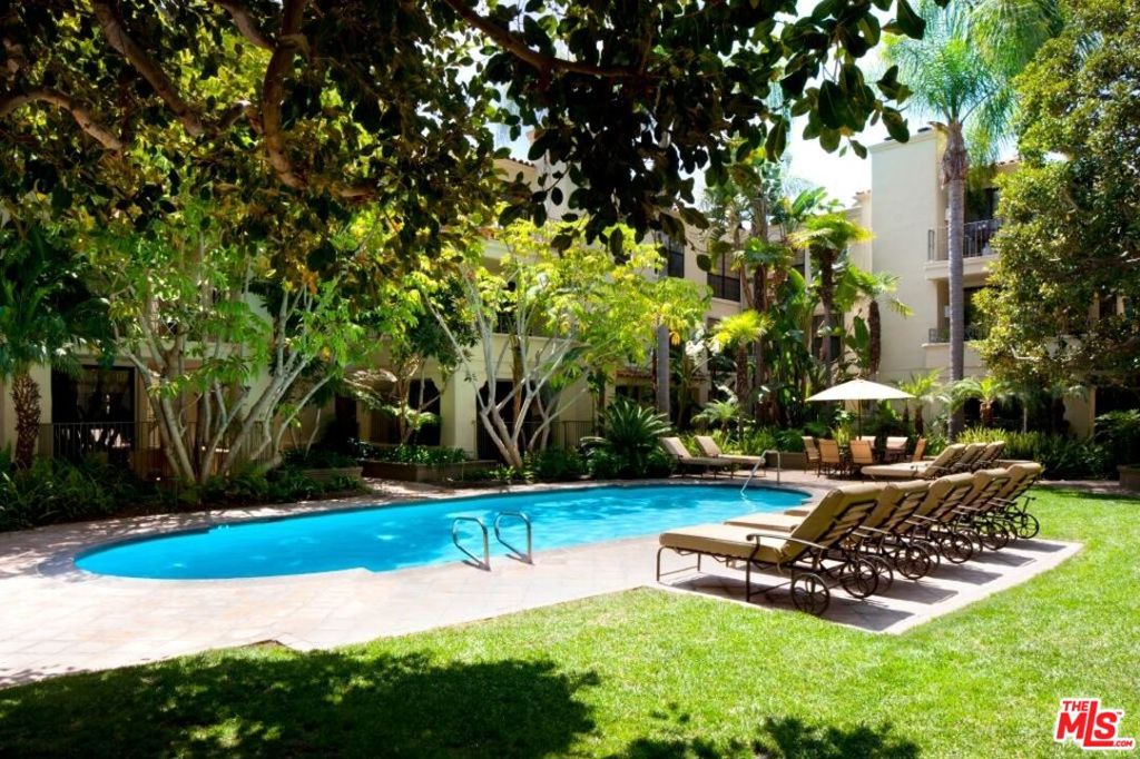 555 S Barrington Avenue #211