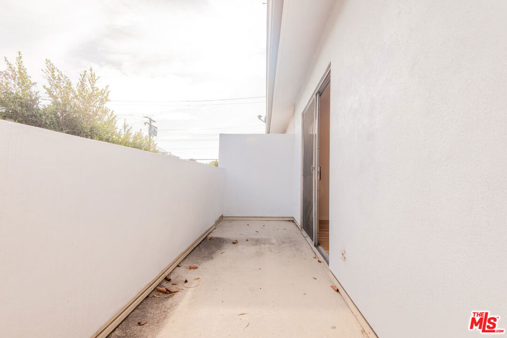 https://media.crmls.org/mediaz/b02a456f-d9a1-4597-a99a-a8f9d77fdba9.jpg?preset=X-Large