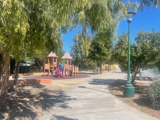 419 Daisy Lane, East Palo Alto CA: https://media.crmls.org/mediaz/b02a4830-ce7a-4a89-8fcd-8f03b635a9a6.jpg