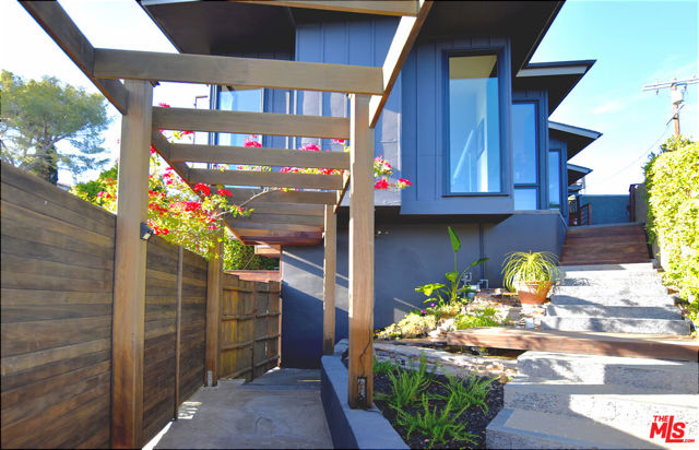 2860 Hollyridge Drive, Los Angeles CA: https://media.crmls.org/mediaz/b02ac3e1-3da9-404c-8bde-4d5b88bd3a82.jpg