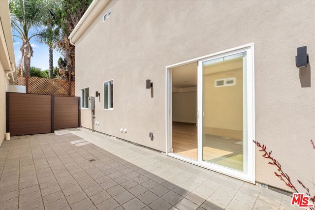 5910 1/2 Mammoth Avenue, Sherman Oaks CA: https://media.crmls.org/mediaz/b02bac2c-4e45-4abc-a795-0808768aa66f.jpg