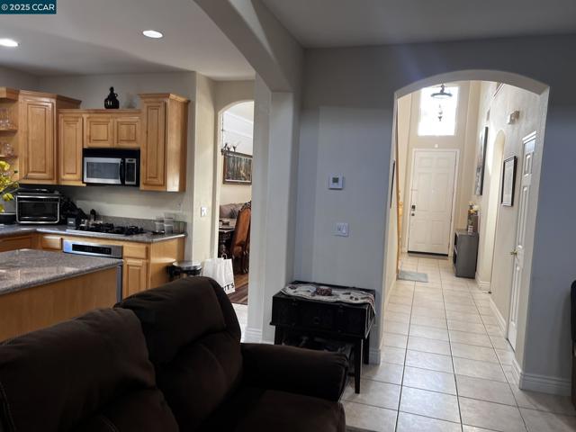 4045 Galenez Way, Antioch CA: https://media.crmls.org/mediaz/b02c0258-19f7-41ff-9403-1ae837a236f7.jpg
