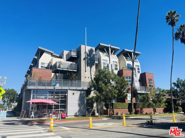 1912 Broadway, Santa Monica CA: https://media.crmls.org/mediaz/b02eaff8-7155-4cb9-a060-b5c68b3d47e0.jpg