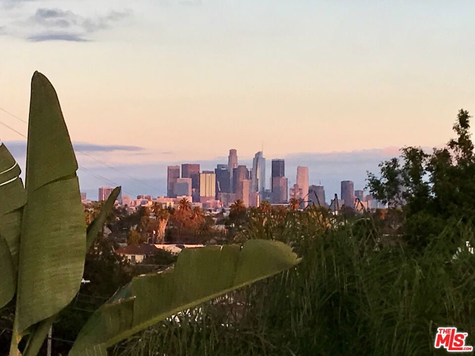 https://media.crmls.org/mediaz/b02effac-5d94-487f-97eb-3dc6b82d1706.jpg?preset=X-Large