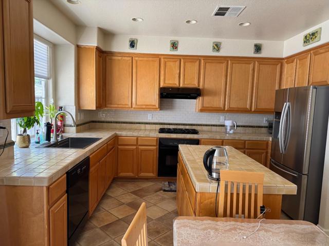32425 Pacific Grove Way, Union City CA: https://media.crmls.org/mediaz/b0300012-0277-4d9f-af80-bf11efebeafc.jpg