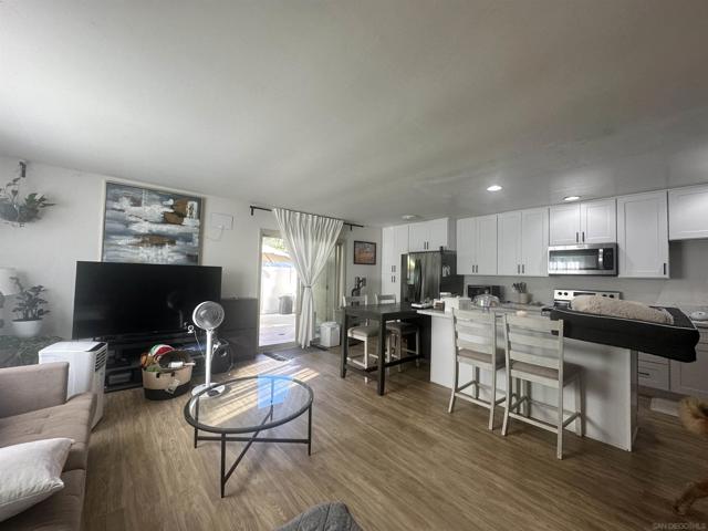 8741 Wahl St, Santee CA: https://media.crmls.org/mediaz/b030d799-deca-4664-9ab6-1b0e3e4e776b.jpg