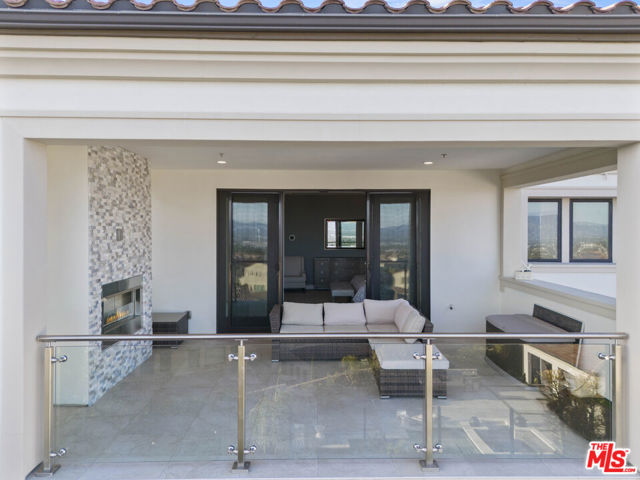 20162 W Cromwell Way, Porter Ranch CA: https://media.crmls.org/mediaz/b0316bc4-9510-466b-8bd6-ab8a6dfbee1d.jpg