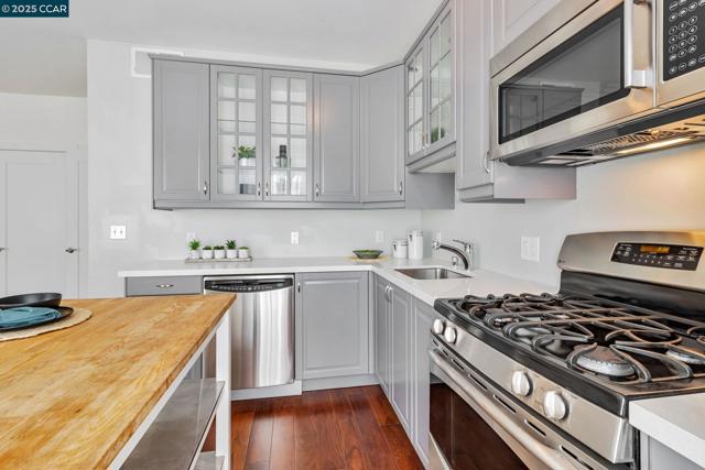 4395 Piedmont Ave, Oakland CA: https://media.crmls.org/mediaz/b03215c4-8e2e-44b2-9445-0136601def67.jpg