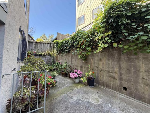 3877 Howe St, Oakland CA: https://media.crmls.org/mediaz/b0323f90-49dd-48b3-81b9-e9dcfcc8ea25.jpg