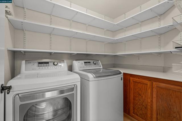 2063 BLUEROCK CT, Concord CA: https://media.crmls.org/mediaz/b0327537-a790-4a5b-b68a-86d0573abc49.jpg