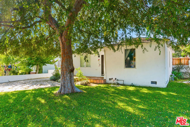 611 N Buena Vista Street, Burbank CA: https://media.crmls.org/mediaz/b03287c9-c098-4c70-85d5-5811d1154091.jpg