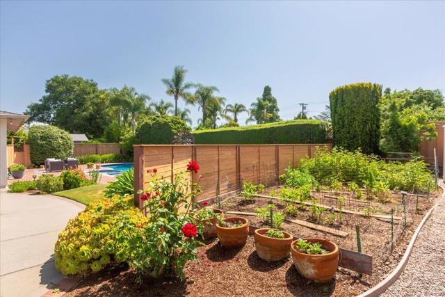 539 Los Ninos Way, Los Altos CA: https://media.crmls.org/mediaz/b0329cc9-eaf9-40b5-80c3-0e7b2339a1dd.jpg