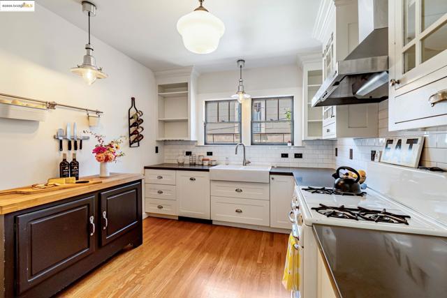 6108 Hillegass Ave, Oakland CA: https://media.crmls.org/mediaz/b032e51d-3447-4af9-8fc7-3f79bf03d917.jpg