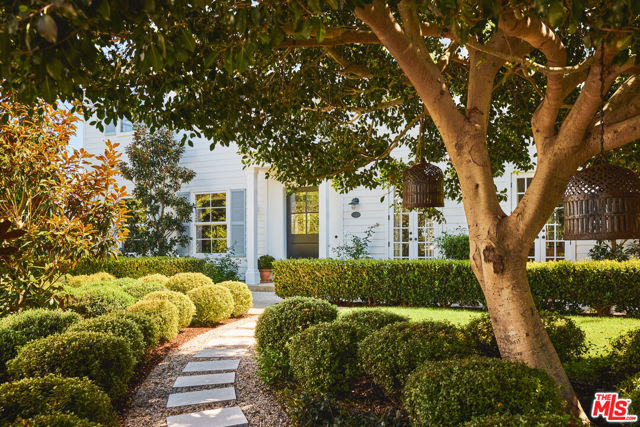 28830 Hampton Place, Malibu CA: https://media.crmls.org/mediaz/b0336bd3-53fe-4460-9f53-bbd296d24f81.jpg