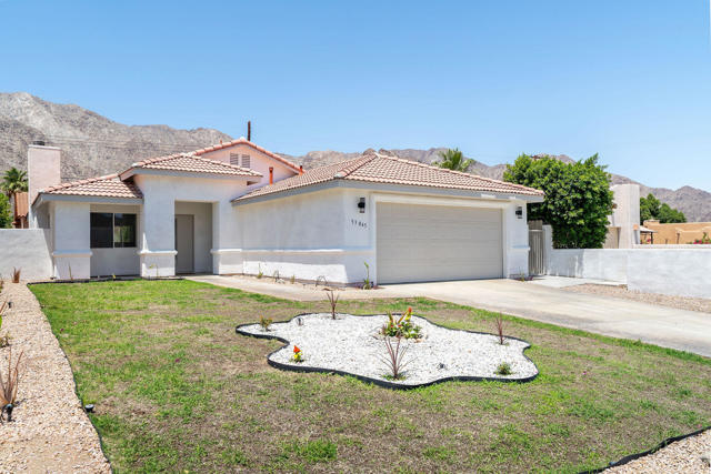 53045 Avenida Obregon, La Quinta CA: https://media.crmls.org/mediaz/b033b601-60e5-4a90-b582-900f3e3dc268.jpg