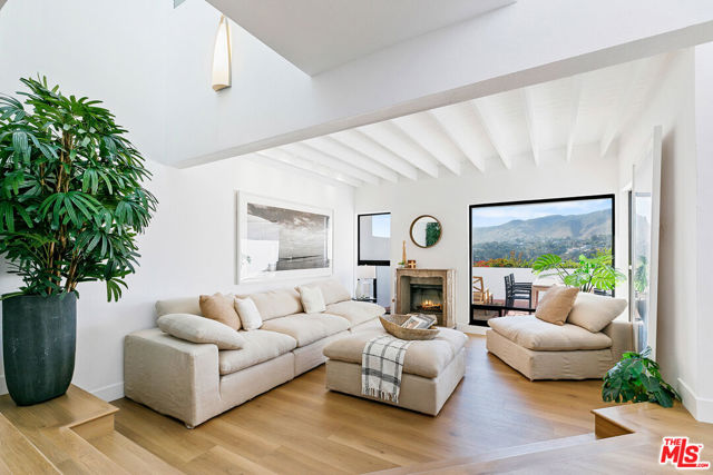 29221 Heathercliff Road, Malibu CA: https://media.crmls.org/mediaz/b033c2f8-d0de-4f04-9cb0-64a6d04199b8.jpg