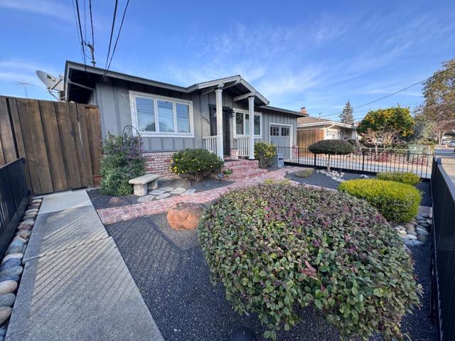 1533 Hawes Court, Redwood City CA: https://media.crmls.org/mediaz/b0346599-7e7b-45d4-a7b2-6d78ec808ff9.jpg