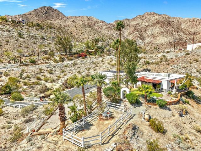 48600 Coyote Road, Palm Desert CA: https://media.crmls.org/mediaz/b034d082-f204-42d8-864a-c5141b943f24.jpg