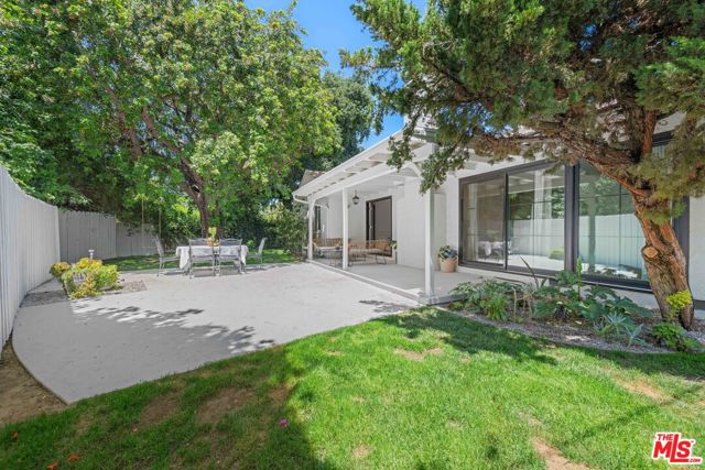 6827 Bianca Avenue, Lake Balboa CA: https://media.crmls.org/mediaz/b034d0a5-39ca-4773-8a1d-5be67c549ed3.jpg