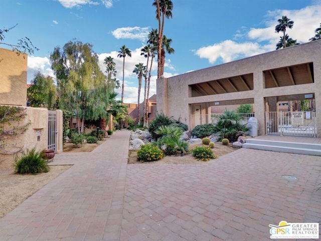 73429 Foxtail Lane, Palm Desert CA: https://media.crmls.org/mediaz/b03522ef-5354-450c-9c99-d5ce90343dc9.jpg
