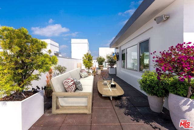 460 N Palm Drive, Beverly Hills CA: https://media.crmls.org/mediaz/b035f7eb-70f6-4643-b6fb-f4a293b45f50.jpg