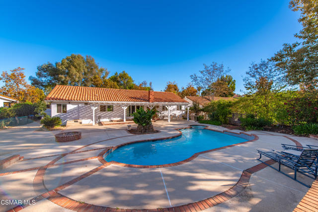 952 Carefree Drive, Simi Valley CA: https://media.crmls.org/mediaz/b036a253-80d0-4edb-a9a0-0d9fdae24b97.jpg
