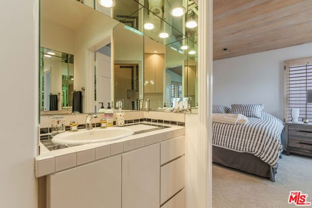 4611 Roma Court, Marina del Rey CA: https://media.crmls.org/mediaz/b036b1d3-30e6-410b-97f9-198e1dd7d812.jpg