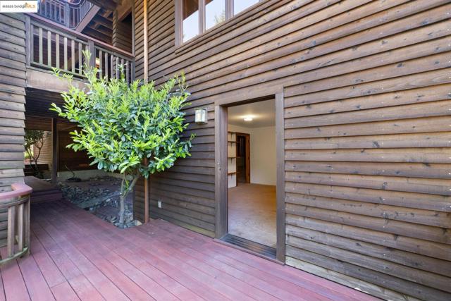 6890 Charing Cross Road, Berkeley CA: https://media.crmls.org/mediaz/b036e6c9-6da9-4eb7-af45-5d047a25a82b.jpg